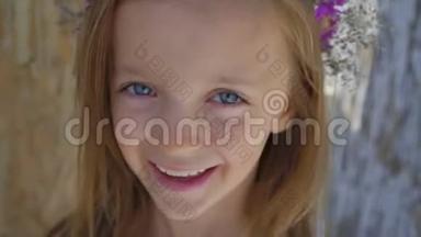 快乐的小女孩对着镜头微笑的肖像。 4K